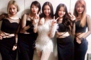 클라라 걸스데이, 전신 시스루 의상 입고 다정한 포즈 ‘깜짝’