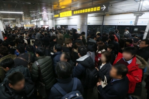 월요일 출근길 지하철 불통에 승객들 ‘발동동’