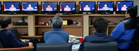 6일 정부서울청사 한 사무실에서 직원들이 박근혜 대통령의 신년기자회견을 시청하고 있다.  연합뉴스