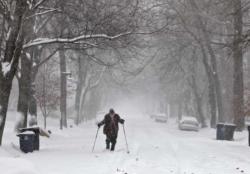 5일(현지시간) 미 미주리주 세인트루이스의 유니버시티 시티에서 한 주민이 스키를 이용해 눈 쌓인 거리를 걷고 있다. AP/뉴시스