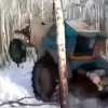 방아찧는 트랙터? 폭설에 갇힌 트랙터 탈출 영상 화제