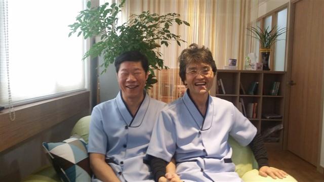 정경연(오른쪽) 대표와 김경국 안마사가 6일 서울 동작구 사당동 맑은손지압힐링센터에서 활짝 웃고 있다.