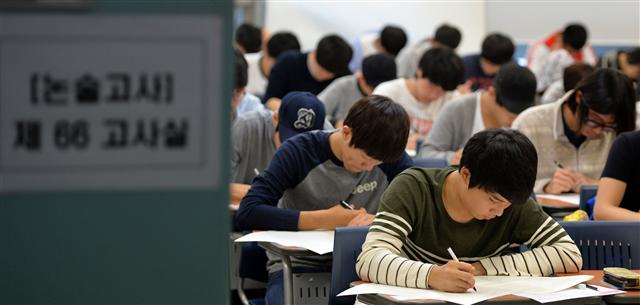 2014년도 신입생 수시 1차 시험이 시행된 지난해 9월 29일 서울 광진구 건국대에서 학생들이 논술고사를 치르고 있다. 서울신문 포토라이브러리