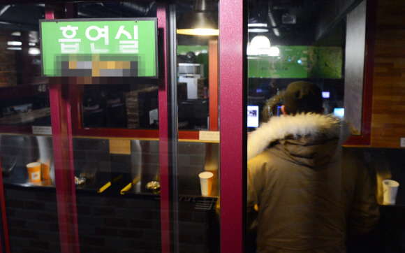 한 남성이 지난 5일 서울 종로구 관철동의 한 PC방에 설치된 흡연실에서 담배를 피우고 있다. 도준석 기자 pado@seoul.co.kr