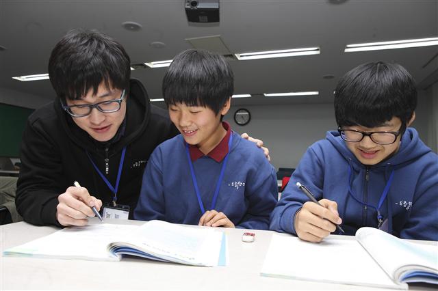 삼성드림클래스 겨울캠프에 참가한 중학생들이 생활지도자로 활동 중인 대학생으로부터 영어와 수학을 배우고 있다. 삼성 제공