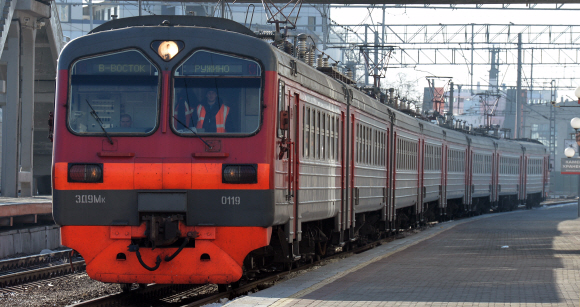 시베리아 횡단열차의 동쪽 기점인 블라디보스토크역에 열차가 들어서고 있다. 9288㎞에 이르는 시베리아 대륙을 가로지르는 횡단열차는 세계에서 가장 긴 거리를 달리는 열차다. 