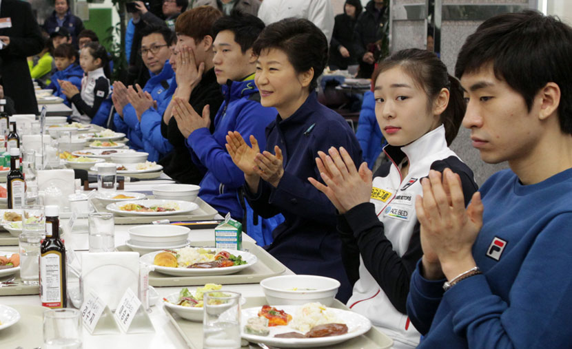모태범·박근혜 대통령·김연아·이승훈(왼쪽부터) 김연아가 카메라를 응시하고 있다.
