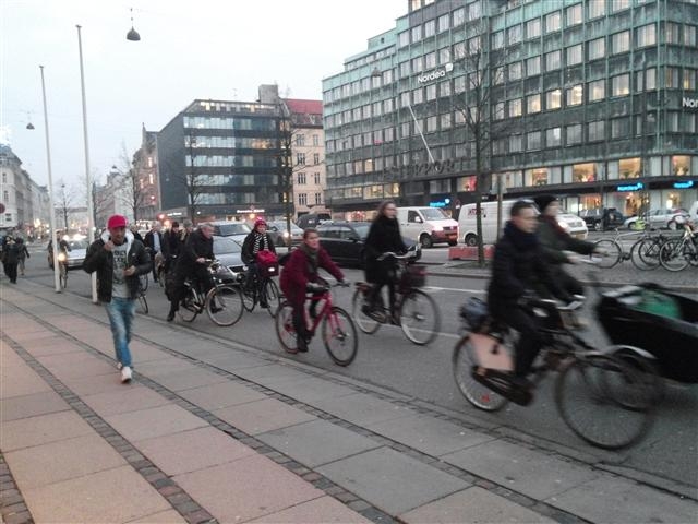 덴마크 코펜하겐 시민들이 자전거를 타고 직장으로 출근하는 모습. 서울신문DB 자료사진