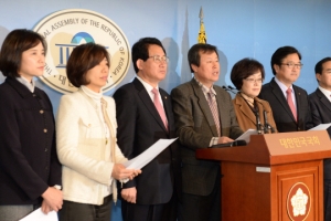 ‘중재자’ 교육부, 교학사 감싸기로 비판 자초