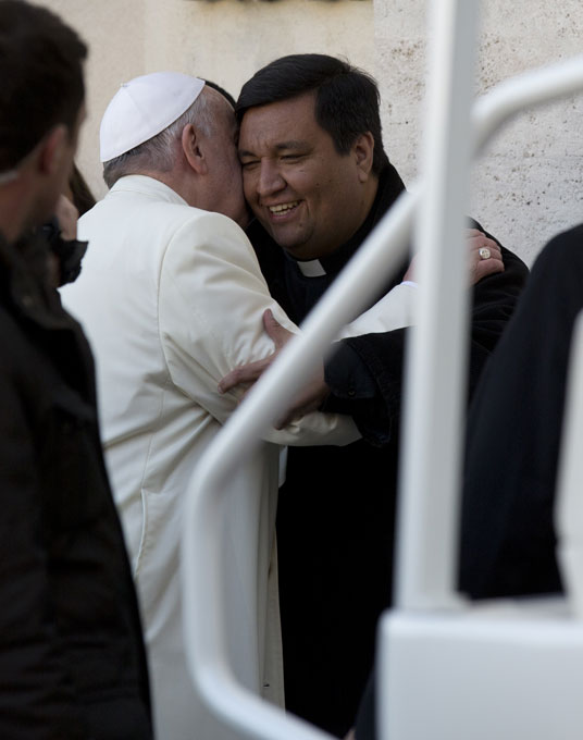 프란치스코 교황과 바에스 신부가 포옹 하고 있다. AP/뉴시스