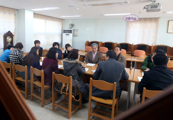 9일 경북 청송여고 도서관 열람실에서 학부모들이 한국사 교과서 채택에 관해 논의하고 있다.  연합뉴스