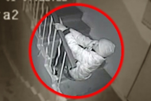 ‘혹시 내 모습?’ 만취男의 눈물겨운 계단 오르기 화제