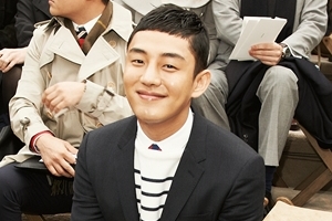 유아인 런던, 캐주얼한 수트+클래식한 패션 ‘매력 폭발’