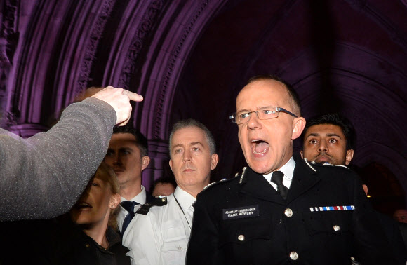 영국 법원이 흑인 청년을 총으로 쏴 숨지게 한 경찰의 조치가 적법했다는 평결을 내린 8일(현지시간) 한 남성이 경찰의 입장을 밝히던 런던 경찰 부국장을 향해 삿대질을 하며 반발하고 있다.  런던 AFP 연합뉴스