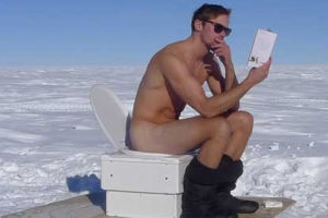 [화제의 포토]남극에서 알몸으로 용변 본 사나이