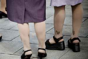 치마 올리고 있던 北여성, 단속반 다가오자…