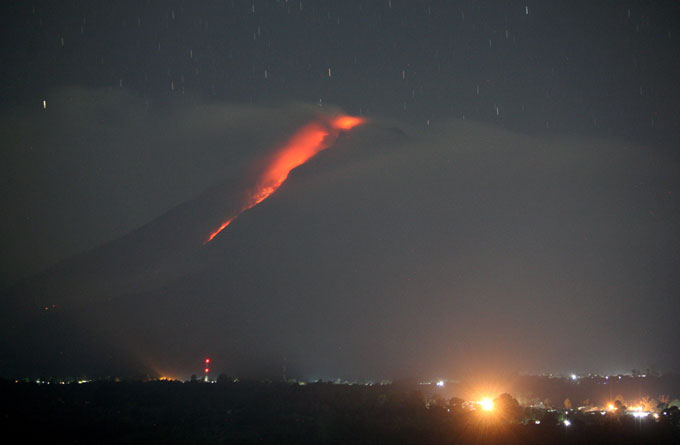 저속촬영사진으로 인도네시아 북수마트라 군달링에서 본 시나붕 화산의 용암 분출 모습.  군달링=AP/뉴시스