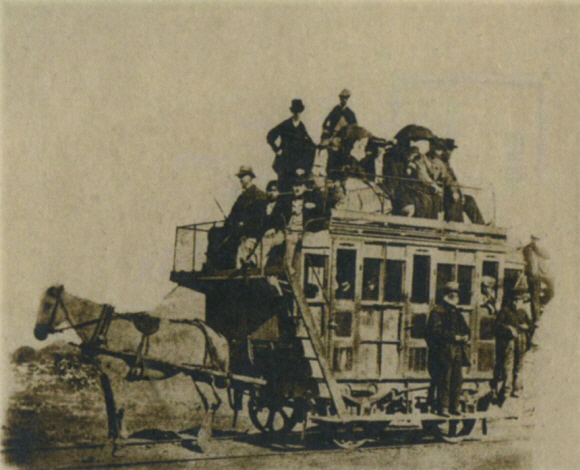 영국 사우스 웨일스의 스완지~멈블스 철도 위를 달리는 말과 객차. 19세기 초반 복장을 한 영국 신사들과 숙녀들이 객차 위에 앉거나 서서 철도 여행을 즐기고 있다. 예경 제공