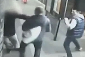 英 10대 소년들 장애노인 집단폭행 영상 파문