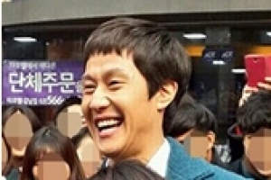 정우 강남역 포착, 추위 녹이는 훈훈 미소 ‘일대 초토화’