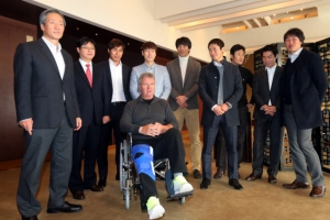 ”홍명보 절대 신임”…히딩크 등 2002년 영웅 회동