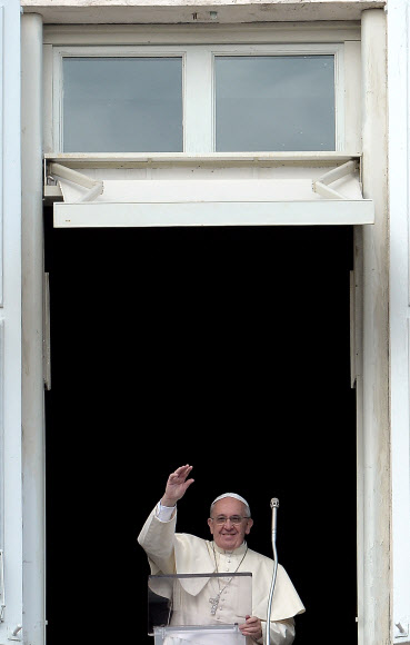 삼종기도 집전하는 교황 