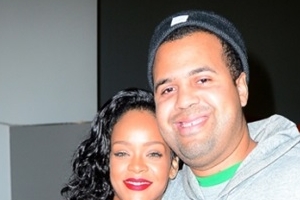 ‘파파라치도 내 팬!’ 파파라치에 안긴 리한나