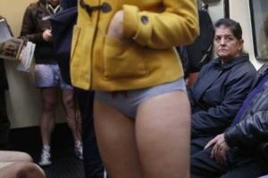 속옷만 입고 뭘 하는 걸까?