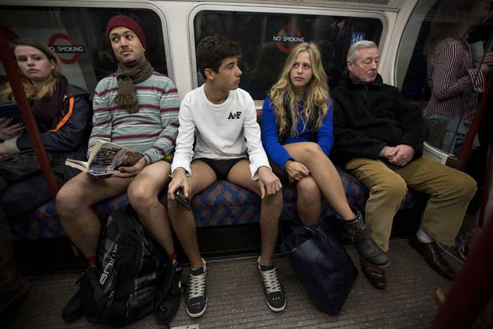 12일 영국 런던에서 바지 안 입고 지하철 타기 이벤트에 참가한 승객들이 바지를 벗고 의자에 앉아 있다. AP/뉴시스