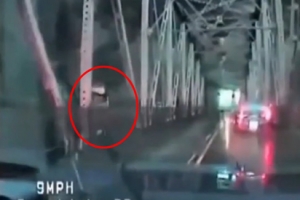 경찰 추적 피해 다리서 강물에 뛰어내린 여성