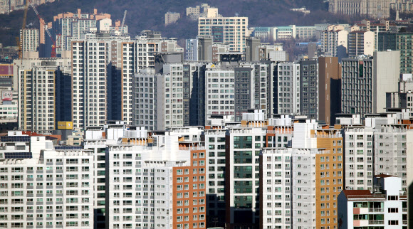 서울 강북지역 아파트 전세가가 3.3㎡(1평) 당 1천만원을 넘었다.       13일 KB부동산 알리지(www.kbreasy.com)에 따르면 작년 12월 말 기준으로 서울 강북 지역 14개구의 아파트 3.3㎡당 평균 전세가는 1천26만원으로 집계됐다. 반면 서울 강남 11개구 아파트의 3.3㎡당 평균 전세가는 1천306만원을 기록했다. 서울 전체 아파트의 3.3㎡당 평균 전세가는 1천178만원으로 조사됐다. 사진은 이날 오후 서울 중구에서 바라본 중구,동대문구 일대 아파트 단지 모습.  연합뉴스