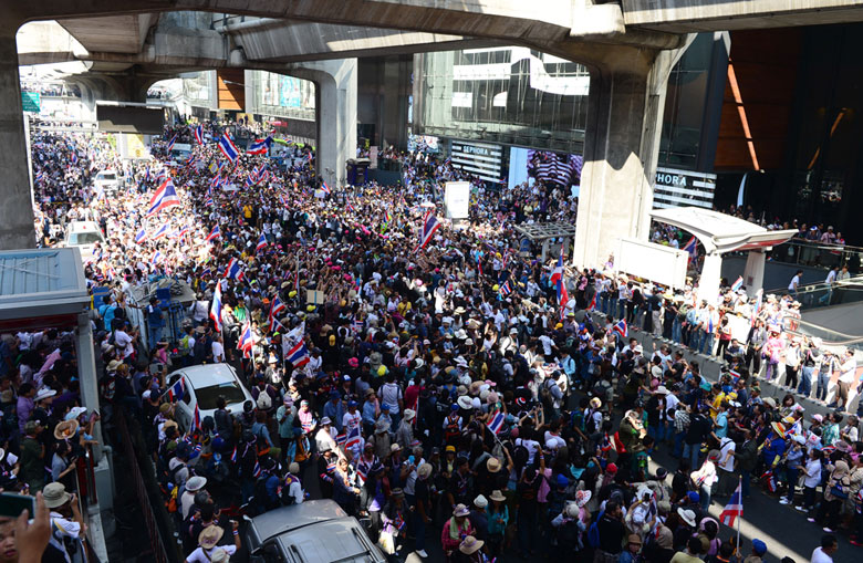 태국 반정부 시위대가 13일 방콕에 태국 국기를 들고 집회를 위해 모여들고 있다. 반정부 시위대는 이날 총선을 저지하고 잉락 친나왓 태국 총리의 사퇴를 요구하기 위해 시내 주요 교차로들을 봉쇄해 교통을 마비시키며 ‘방콕 셧다운’ 시위를 벌였다. 방콕=신화/뉴시스