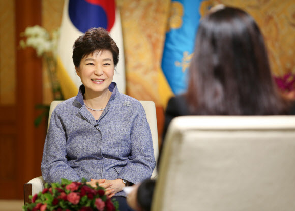 박근혜 대통령이 지난 13일 청와대에서  미 CNN 서울주재 특파원인 폴라 행콕스와 인터뷰를 하고 있다. 청와대 제공