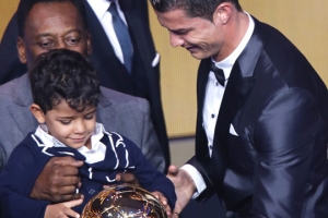 호날두, 2013 FIFA-발롱도르 수상…5년 만에 탈환