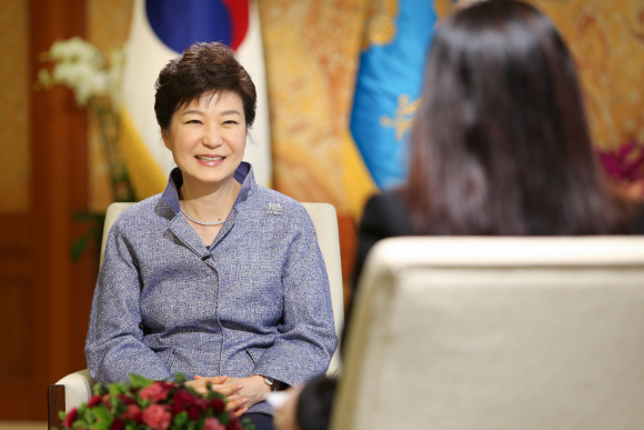 박근혜 대통령이 지난 13일 청와대에서 진행된 미국 CNN 서울 특파원 폴라 핸콕스와의 인터뷰 자리에서 기자의 질문을 들으며 미소 짓고 있다. 청와대 제공