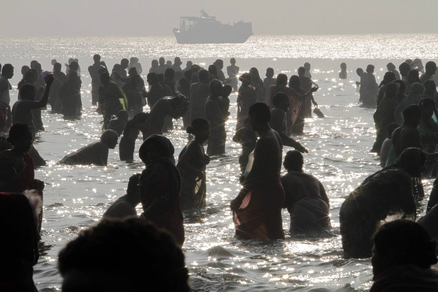 14일(현지시간) 인도 힌두 축제에서 참가자들이 죄를 씻는 예식으로 겐지스 강에 몸을 담구고 있다. AP/뉴시스