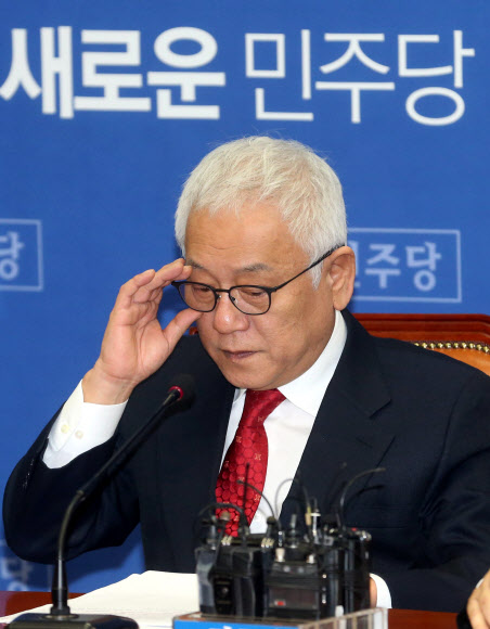 안경 만지는 김한길 대표