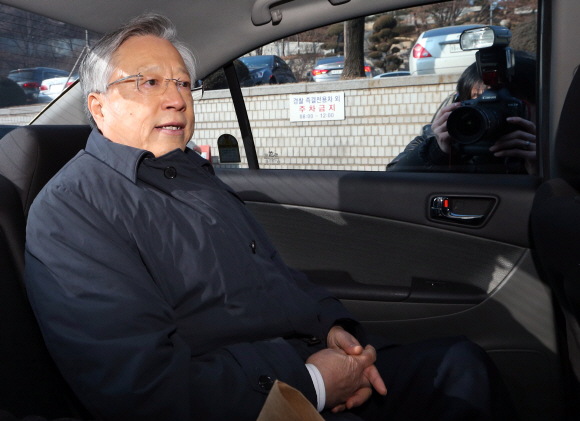 100억원대의 횡령·배임한 혐의를 받고 있는 이석채 전 KT 회장이 15일 서울 서초동 중앙지방법원에서 영장실질심사를 마친 뒤 차량에 탑승해 법원을 나서고 있다. 