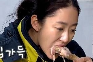 전혜빈 닭다리 먹방, 장갑도 안끼고 맨손으로 닭잡기 ‘거침없어’