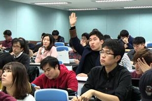 청춘들의 배움·관계·시험·연애·돈·취업… 대학생 눈으로 본 ‘대학생 24시’