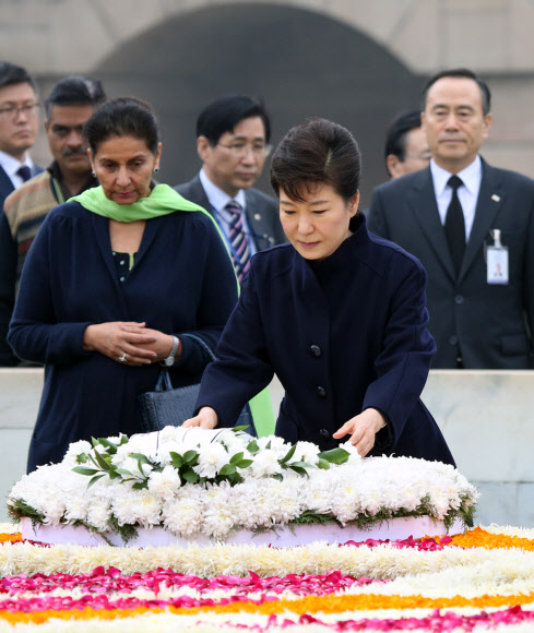 인도를 국빈 방문 중인 박근혜 대통령이 17일 마하트마 간디 추모공원 라즈가트를 방문, 묘단에 헌화하고 있다.  연합뉴스