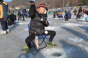 [주말 인사이드] 화천산천어축제 ‘얼음낚시’