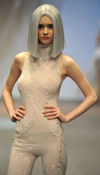 16일(현지시간) 월드부티크홍콩(World Boutique Hong Kong) 무대에서 모델들이 독특한 디자인의 란제리 패션을 선보이고 있다.  신화/뉴시스