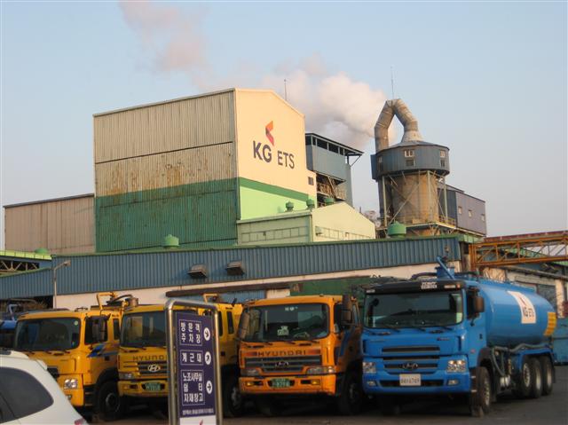 지난 17일 경기 시흥시 정왕동 시화산업단지 입주업체인 KG ETS 공장 앞에서 줄지어 선 트럭들이 폐기물을 하역하고 있다.