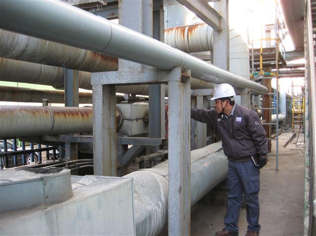 이들 폐기물로부터 소각열 에너지를 생산하는 설비를 한 직원이 점검하고 있다.