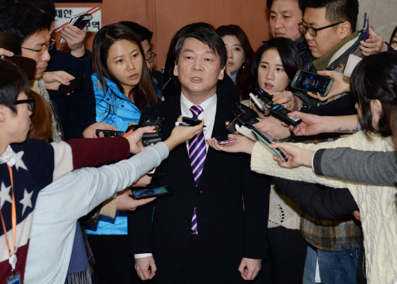 무소속 안철수 의원이 19일 국회 정론관에서 박근혜 대통령의 지방선거 정당공천 폐지 공약 이행을 촉구하는 기자회견을 한 뒤 기자들의 질문에 답하고 있다. 