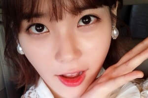 아이유 팬카페 셀카, 초근접 사진에도 ‘융단 피부’ 물오른 미모