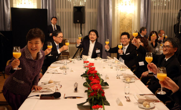 스위스 동포들과 건배! 스위스를 국빈 방문중인 박근혜 대통령이 19일 오후(현지시간) 베른의 한 호텔에서 열린 스위스 동포 만찬 간담회에서 참석자들과 건배하고 있다.  연합뉴스