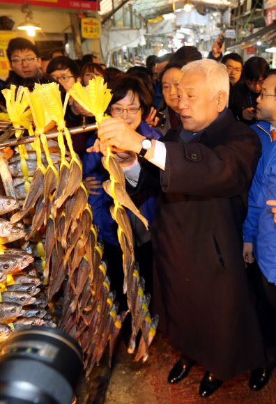 “굴비가 실하네” 민주당 김한길 대표가 20일 오전 광주 서구 양동시장을 찾아 굴비를 들어보고 있다.  연합뉴스