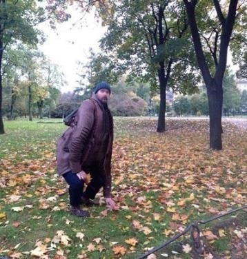 낙엽 줍는 괴물? 파노라마 촬영했다가 ‘폭소’